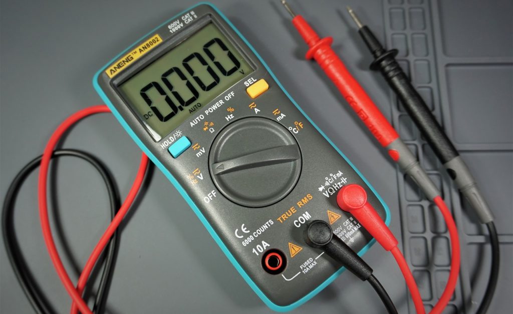 Competitive-Price Digital Volt Ohm Meter Ohm Testing with an Auto